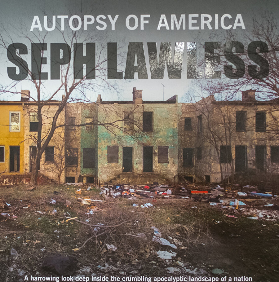 Amerika Otopsisi: Bir Ulusun Ölümü (Autopsy of America: The Death of a Nation) kitabında sanki film sahnelerindeki kıyamet senaryolarıyla karşılaşıyoruz. 