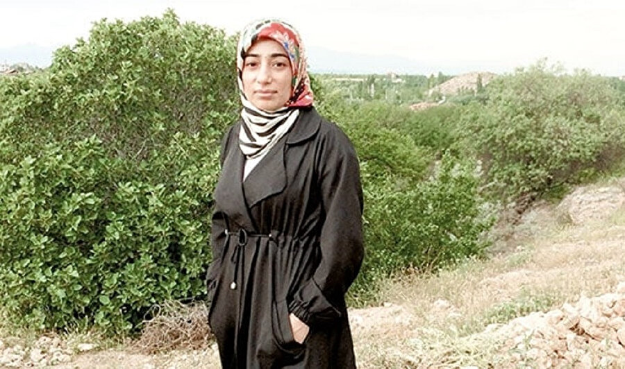 Emine Batar, insana dair meseleleri, uzun öyküde de kendine özgü bir dille, öykünün sınırlarını zorlayarak ve didaktiğe düşmeden anlatmayı başarıyor.