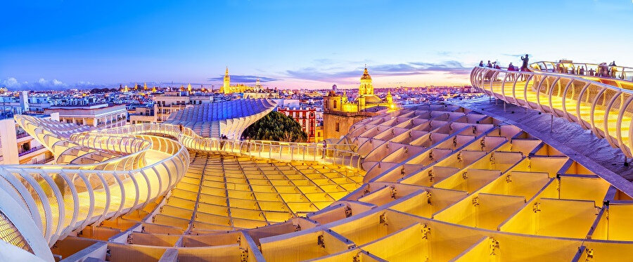 Geçmişte de bir kültür merkezi, Müslüman İspanya'nın başkenti ve Yeni Dünya'ya düzenlenen keşif seferlerinin başlangıç noktası olarak önem taşır.