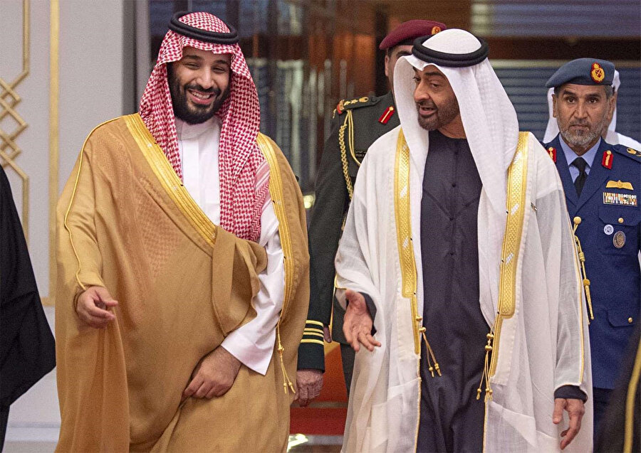 BAE Veliaht Prensi Muhammed Bin Zayid ve Suudi Arabistan Veliaht Prensi Muhammed bin Selman geleneksel Arap kıyafetleri içinde.