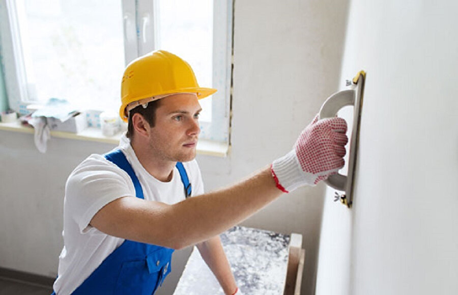 Sıvadığı boşluğun üzerinde bıraktığı huzurla susmaya devam eder.