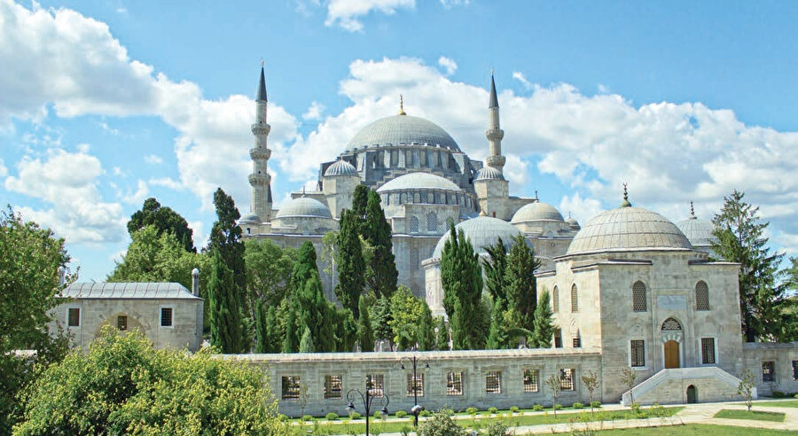 Süleymaniye Camii, Kanuni Sultan Süleyman adına 1551-1557 yılları arasında İstanbul'da Mimar Sinan tarafından inşa edilen camidir.