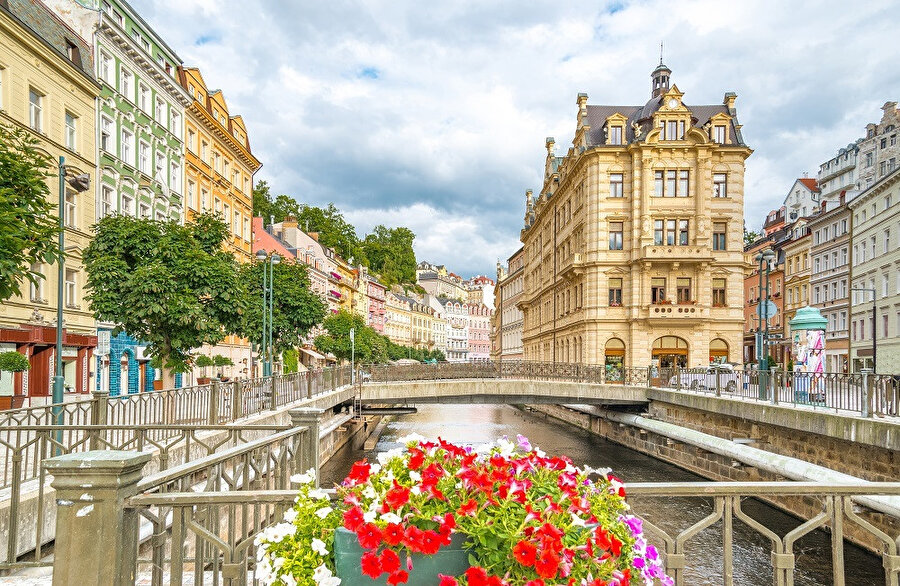 Karlovy Vary, Çek Cumhuriyeti'nin Bohemya bölgesinde bulunan bir şehirdir.