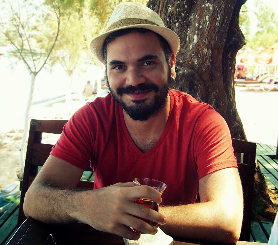 Bozuk adlı ilk kitabı ile Selçuk Baran Öykü ödülünü kazanan Hakkı İnanç’ın ikinci öykü derlemesi Ateş Etme Silahsızım.