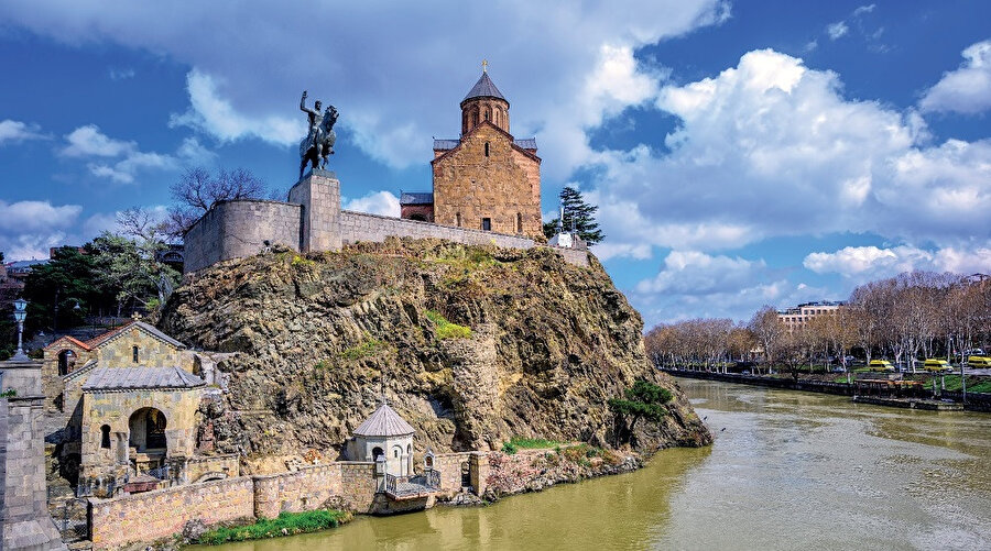 Tiflis, Gürcistan'ın başkenti olup, Kura Irmağı'nın her iki yakasında yer alır.