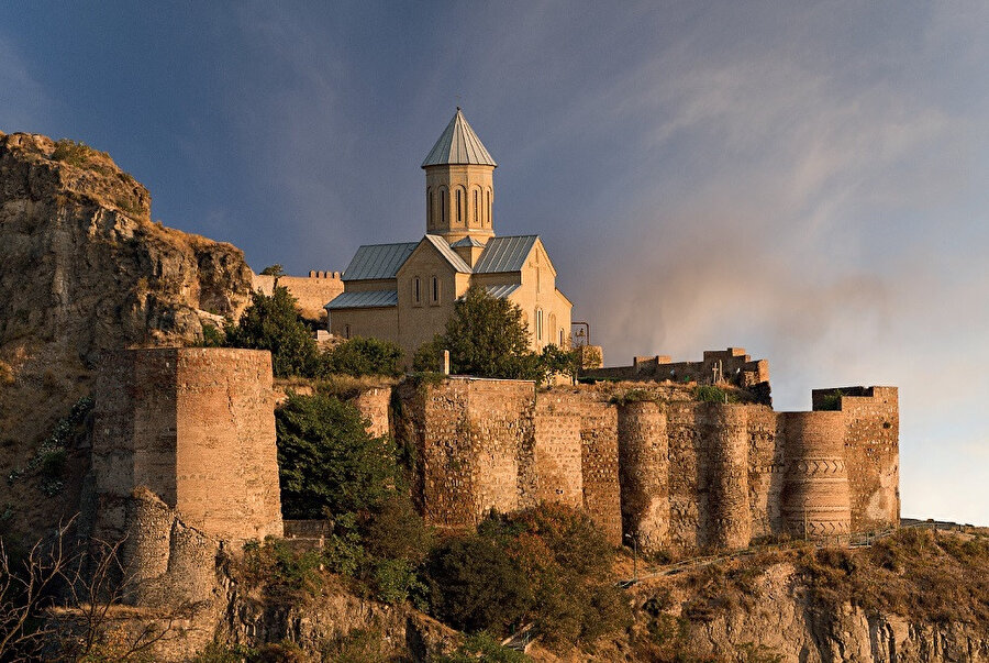 Arkeolojik araştırmalar Tiflis'in MÖ 4. binyılda yerleşme alanı olduğunu gösterir.