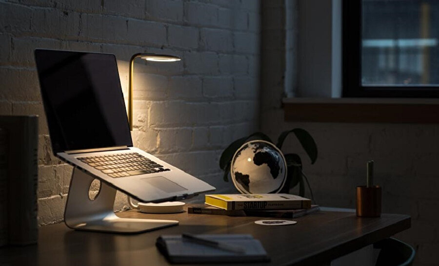 Bak dedim ruhuma, iyice bak masamdaki kitaplara, notlara, dergilere, gazetelere, iyice bak, aç gözlerini, bul şimdi kendini.