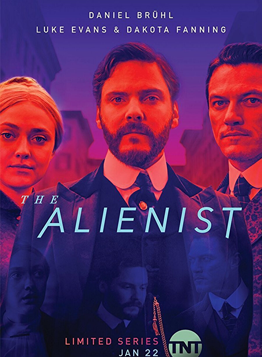 2018’in iddialı dönem dizilerinden biri olan The Alienist (Ruh Avcısı), 1896’da New York’ta peş peşe gerçekleşen çocuk cinayetlerini çözmek üzere oldukça yeni yöntemler kullanan bir doktorun öncülüğünde, bir gazeteci ve iki genç dedektifin çabasına ışık tutuyor. İnsan psikolojisinin adli tıbba giriş dönemini ele alan dizi, ruh hastalıkları uzmanı olması nedeniyle o dönemde “Ruh Avcısı” olarak anılan Laszlo Kreizler’in (Daniel Brühl) merkezinde olduğu bir soruşturma yoluyla, katile karşı zekâyla beslenen bir savaşa kapı aralıyor. Yazar Caleb Carr’ın 1994’te aynı adla yayımlanan romanından diziye uyarlanan The Alienist’in, içeriği nedeniyle özellikle çocuklarla birlikte izlenmemesi gereken bir dizi olduğuna da dikkat çekelim.