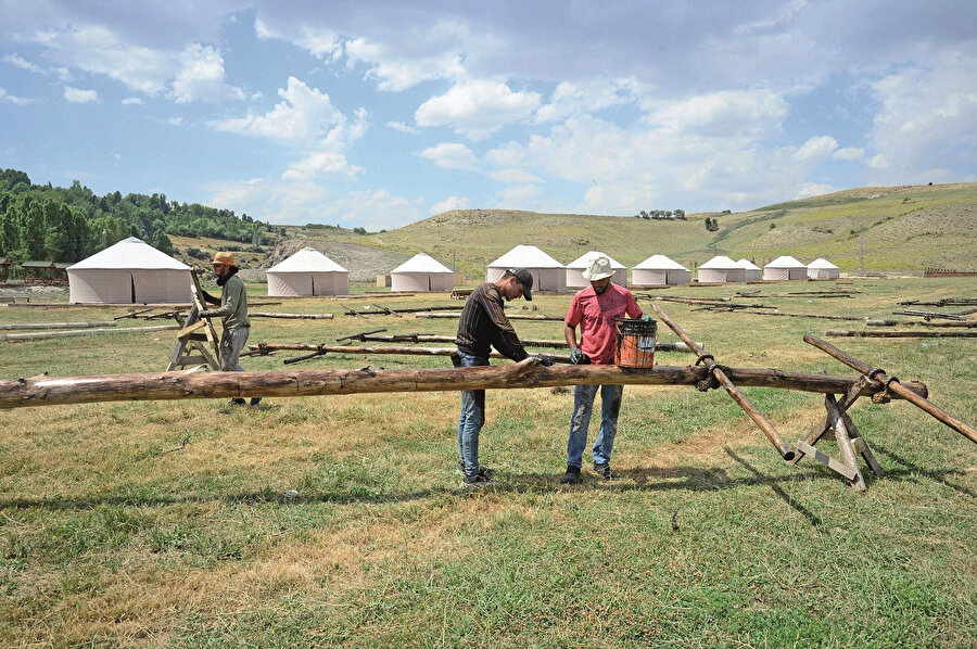 UNESCO Dünya Mirası Geçici Listesi’nde bulunan ve dünyadaki üç “Kubbetü’l-İslam”dan biri olan Ahlat’ta, Malazgirt ruhunun yeniden yaşatılması için birbirinden renkli etkinliklerin planlaması yapılıyor.