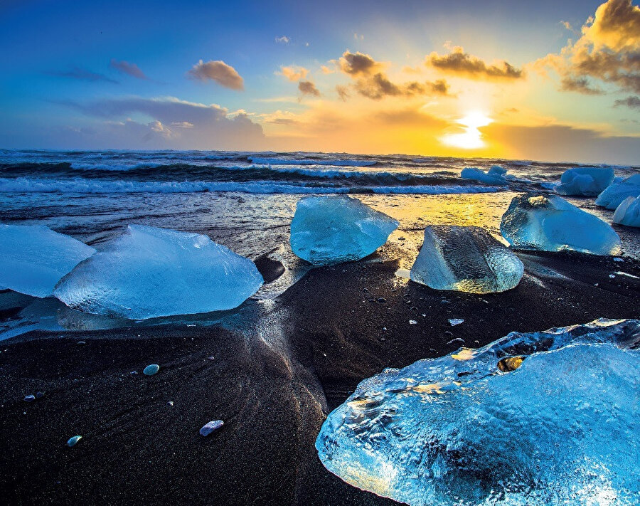İzlanda, kuzeyinde Arktik Okyanusu ile çevrilidir.