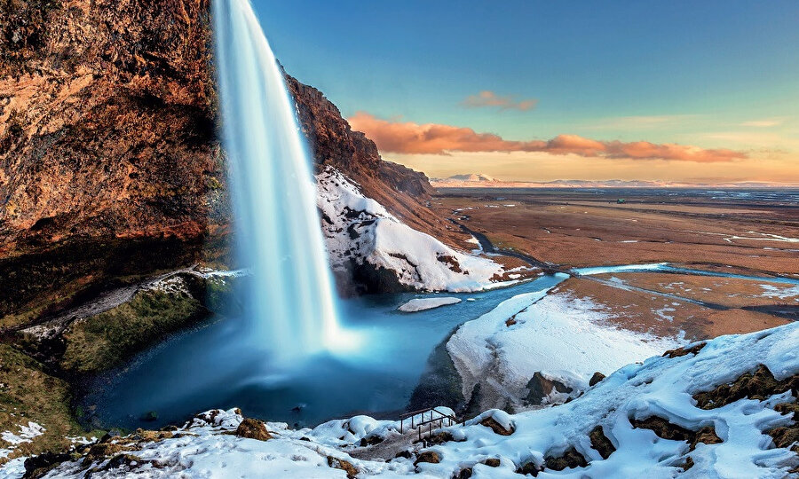 Seljalandsfoss İzlanda'daki bir şelaledir.