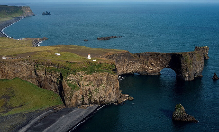 Reynisdrangar, 1991 yılında dünyanın en güzel tropik olmayan on plajından biri olarak derecelendirilen siyah bir kum plajı ile çerçevelenen bazalt deniz yığınlarıdır.