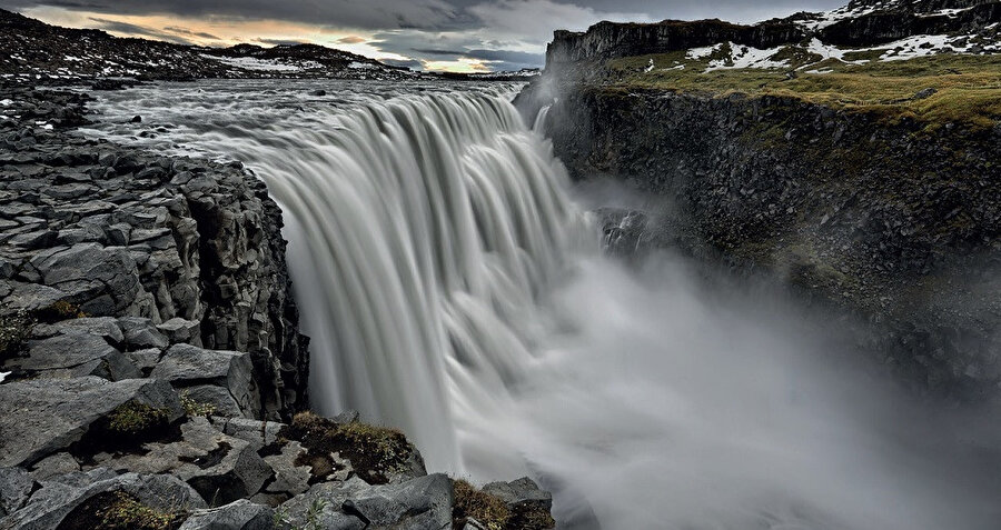 Dettifoss, Kuzeydoğu İzlanda'daki Vatnajökull Milli Parkı'nda bir şelaledir ve Ren Şelaleleri'nden sonra Avrupa'nın en güçlü ikinci şelalesi olarak bilinir.