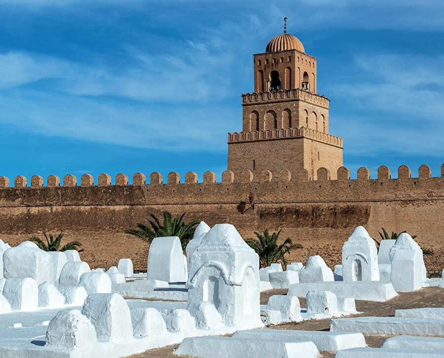 Kayrevan, Tunus'un Kayravan vilayetinin 150.000 nüfuslu merkezi ve şehridir. Şehir UNESCO Dünya Mirasları Listesi'ndedir.