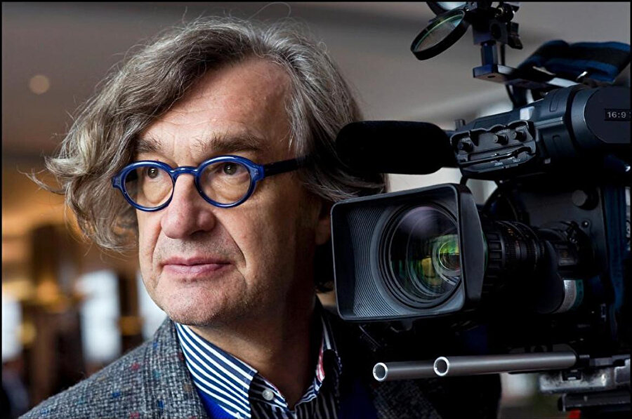 Ernst Wilhelm Wenders Almanya'nın Düsseldorf kentinde doğmuş Alman film yönetmeni, oyun yazarı, fotoğraf sanatçısı, yapımcıdır.