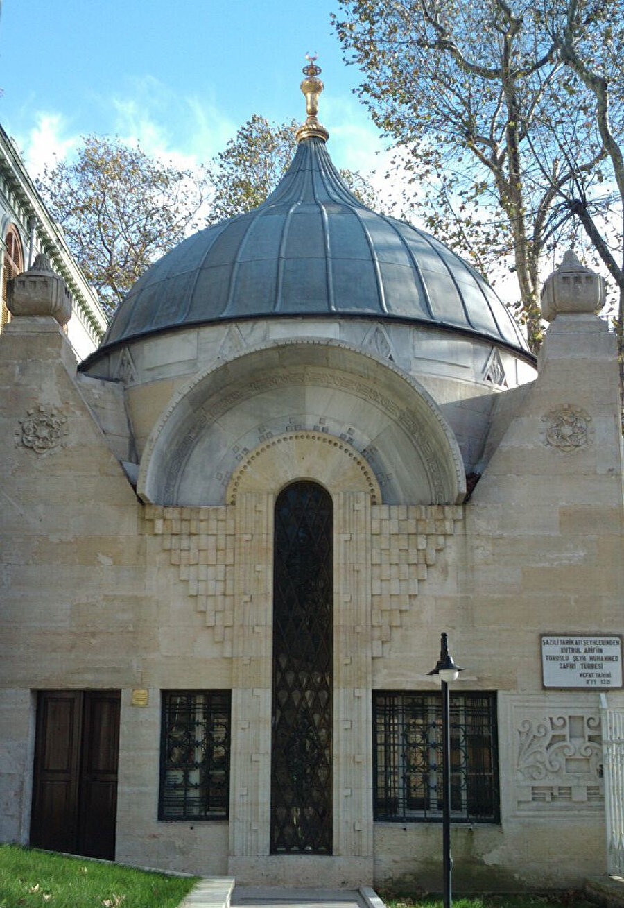 2003 yılında Beşiktaş’ta asude bir Şazeli tekkesi olan Ertuğrul Tekke Camii’ne Kırşehir’den gelip vazifeye başlayınca zaten vakit namazlarında cemaati çok olmayan tekke/caminin tarihine ve Şeyh Zâfir Efendi’ye merak salıp, bu mekânla ile ilgili araştırma yapmaya koyuldum.