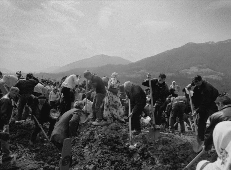 8 bin 372 kişi kayıptı. Daha sonra toplu mezarlar bulunmaya başladı.