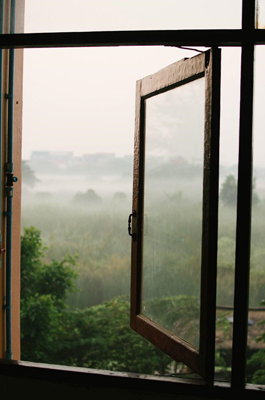 Pencereler açılır, balkona çıkılır ve kendimizi dinlemenin teneffüsünde sanki başka bir mekândan seyre konulur dünya.