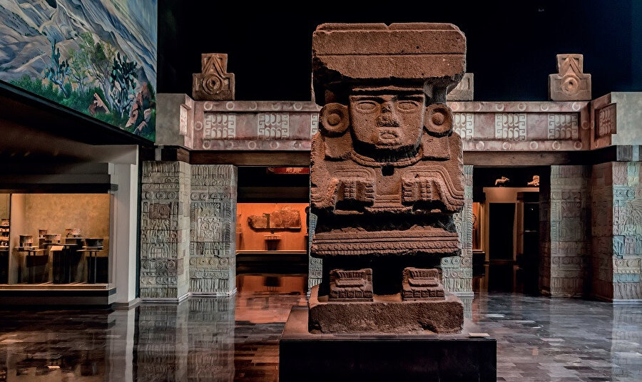 Kolomb öncesi Meksika; Olmek, Toltek, Teotihuacan, Zapotek, Maya ve Aztek başta olmak üzere çeşitli gelişmiş Mezoamerikan uygarlıklara ev sahipliği yapmaktaydı.