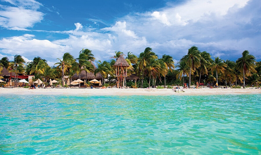 Cancún, Meksika'nın Quintana Roo eyaletinde bulunan şehirdir ve Yucatán Yarımadası'nın kuzeydoğusunda Karayip Denizi'nin kıyısında yer almaktadır.