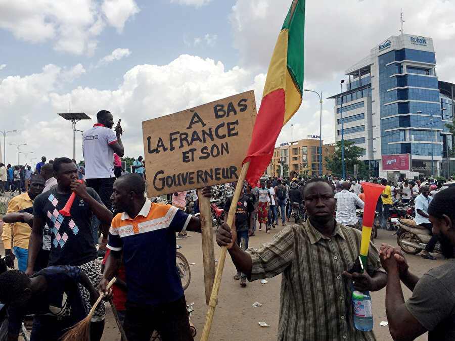 Malililer  Bamako kentindeki Bağımsızlık Meydanı'nda, darbeye tepki gösterdi.