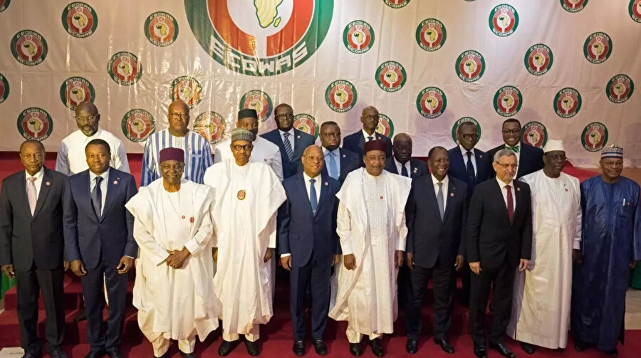 Batı Afrika Devletleri Ekonomik Topluluğu (ECOWAS) Mali ile tüm kara ve hava sınırlarını kapatma kararı aldı.