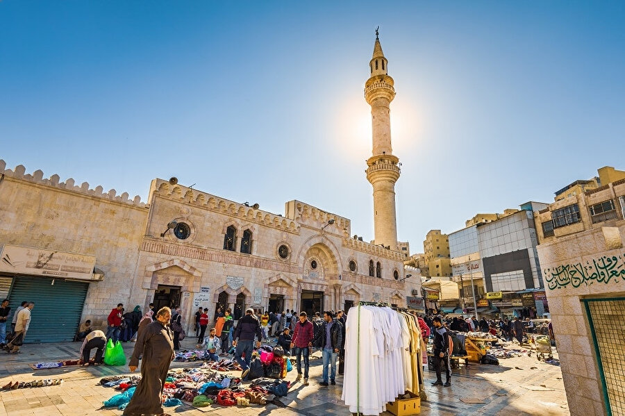 Büyük Hüseyin Camii, Al-Buhari pazarının hemen yanında bulunuyor.