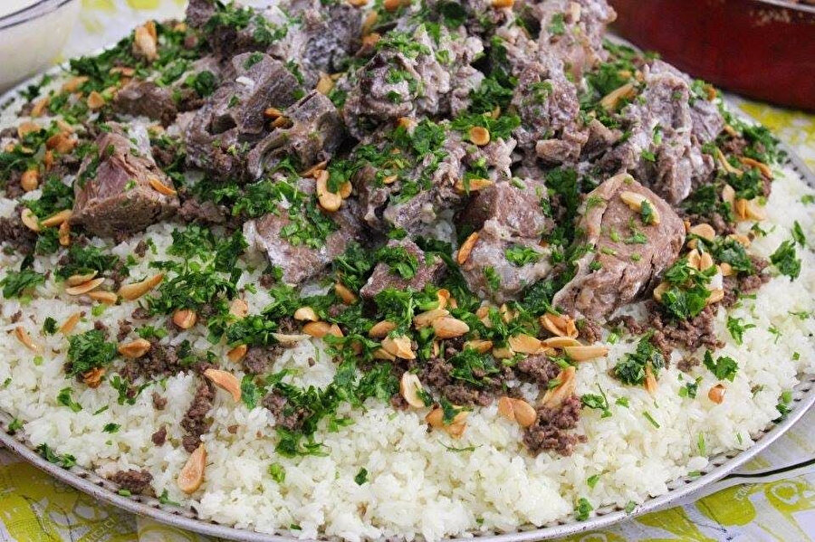 Suriye'nin pilav ve koyun etiyle hazırlanan meşhur “mensef” yemeyi.