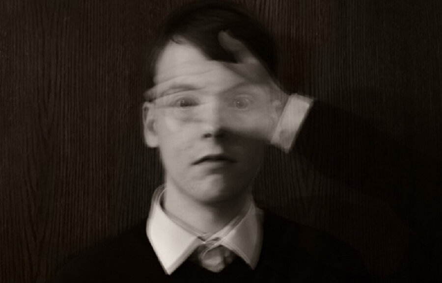 Avangard sanatın yüksek seviyesi ve toplumla kopuk bağlarının aksine, kiç (ya da bayağı beğeni) piyasanın isteğine göre şekillenir.