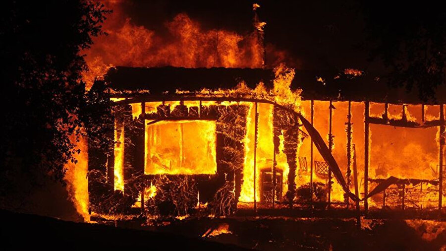 California'daki yangında binlerce kişi tahliye edildi.