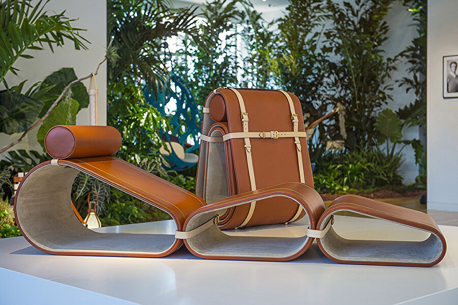 Louis Vuitton için tasarladığı yumuşak deri kayışlarla birbirlerine bağlanarak oluşan ‘Chaise Lounge’. 