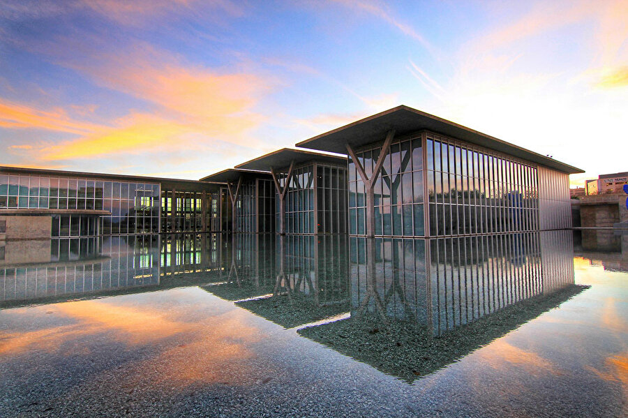 Yapı ve göletteki göz alıcı yansıması.