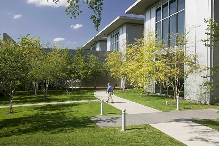 Doğa-bina ilişkisi ve peyzaj tasarımı, tasarımın ana karakterlerinden biri.