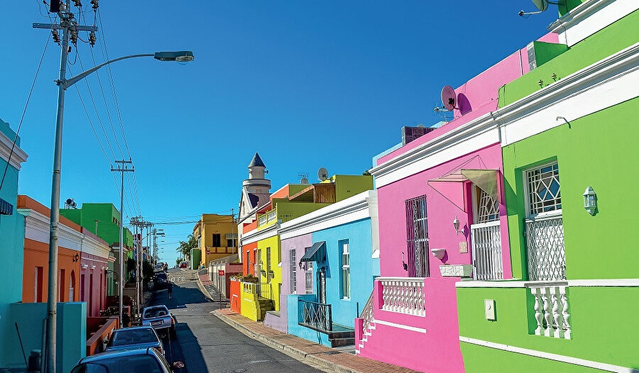 Bo-Kaap, parlak renkli evleri ve Arnavut kaldırımlı sokakları ile ünlüdür.