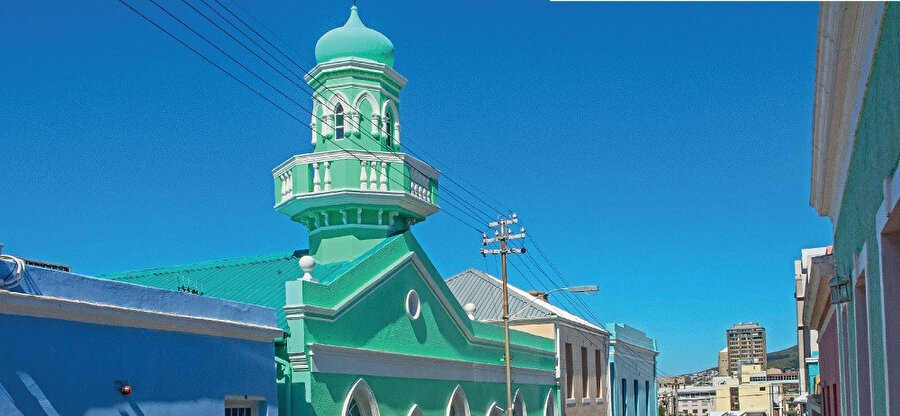 1844 yılında kurulan Nurul İslam Camii, bölgede yer almaktadır.