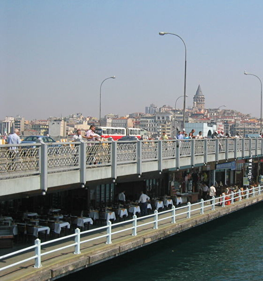 Mercan yokuşunu inerek Galata Köprüsü'ne varıyorum. 
