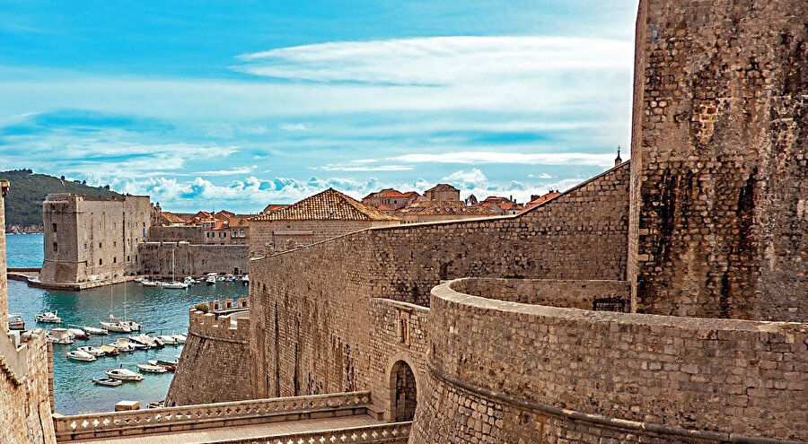 Dubrovnik ya da eski adıyla Ragusa, Hırvatistan'ın Adriyatik Denizi sahilinde bulunan, Orta Çağdan kalma tarihi eserleri ile ünlü şehridir.