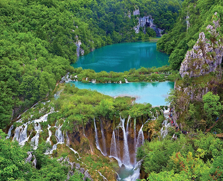 Plitvice Milli Parkı, Bosna-Hersek sınırına oldukça yakın bir bölgede yer alan, aynı zamanda UNESCO'nun Dünya Kültür Mirası listesine aldığı göller topluluğudur. 