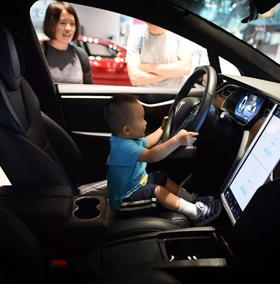 Tesla bu sistemle birlikte otomobillerdeki çocukları güvende tutmak istiyor. 