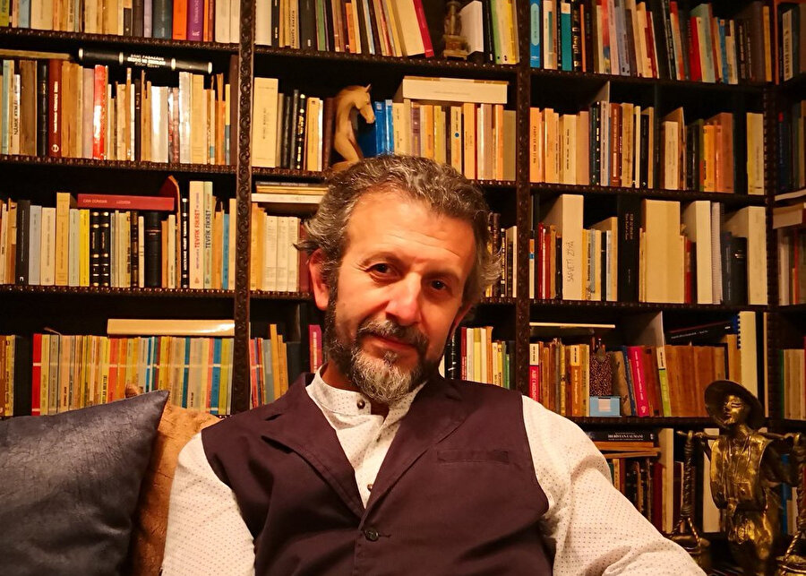 M. Kayahan Özgül: Şimdiki hâliyle hikâyenin tarihini yazmak, “yarı müstemleke” oluşumuzun tarihini yazmak olacaktır.