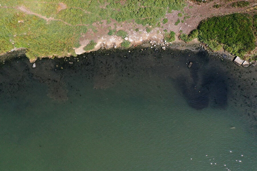 Haliç'te suyun rengi siyaha döndü
