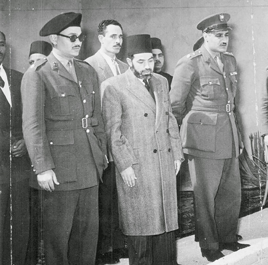 Cemal Abdunnâsır (sağda) ve Hasan el-Bennâ'nın ağabeyi Abdurrahman el Bennâ (ortada), Hasan el-Bennâ'nın kabrinin önünde.