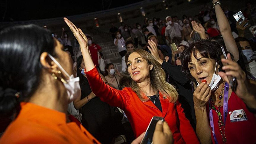 CHP Kadın Kolları Genel Başkanlığına Aylin Nazlıaka seçildi. 