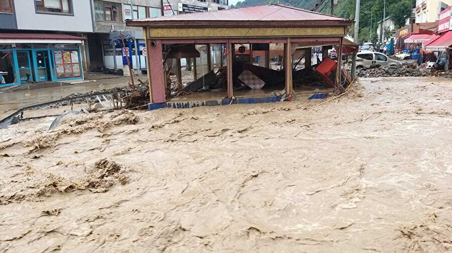 Giresun'un 7 ilçesinde aşırı yağışlar nedeniyle sel meydana geldi