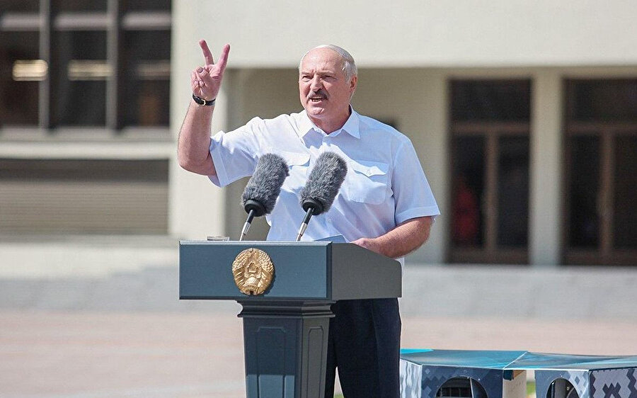 Lukaşenko, Fransa Cumhurbaşkanı Macron’un Belarus’ta yönetimle muhalefet arasında arabuluculuk yapma önerisine, 'Önce ben Fransa’ya gideyim ve orada Macron ile protestocu Sarı Yelekliler arasında arabuluculuk yapayım' açıklamasını yapmıştı