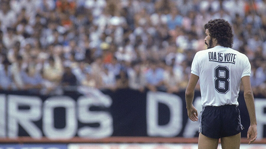 Sócrates, Brezilyalı eski futbolcudur.