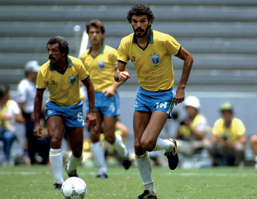 Futbol tarihinin en iyi orta saha oyuncularından biri olan Sócrates Brezilya millî takımında oynamış ve takımın kaptanlığını da yapmıştır.