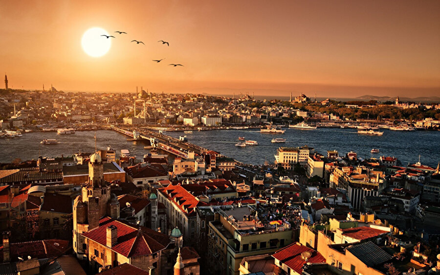 Tepeden inerken aklımda hepsi canlıydı; altı yaşım, on altı yaşım, babam, annem ve Haliç.