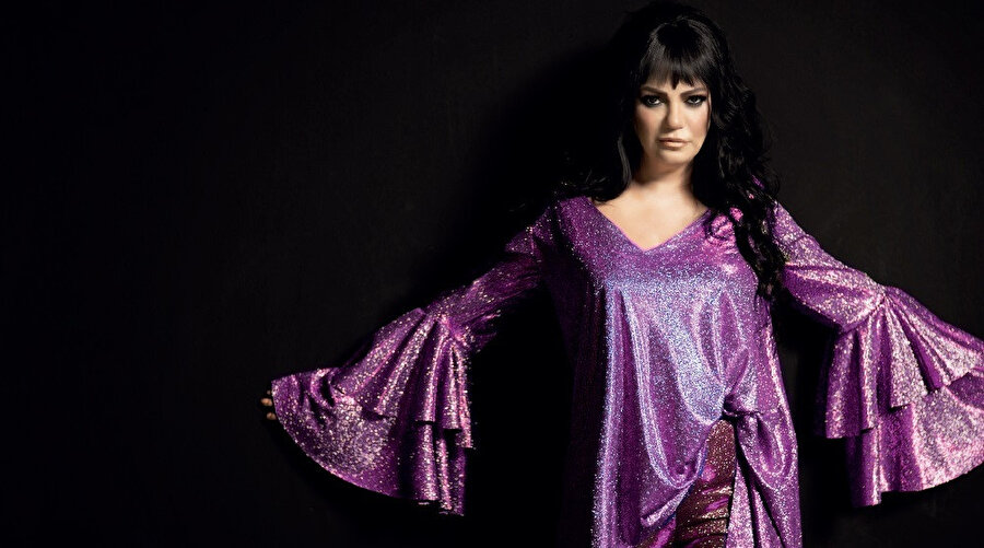 İzel, 29 Nisan 1969 tarihinde Yalova'da doğdu.