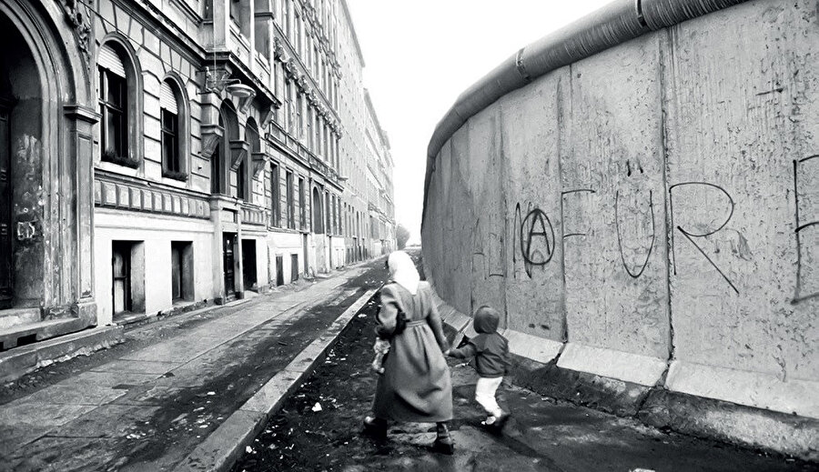 Berlin Duvarı, Doğu Almanya vatandaşlarının Batı Almanya'ya kaçmalarını önlemek için Doğu Alman meclisinin kararı ile 13 Ağustos 1961 yılında Berlin'de yapımına başlanan 46 km uzunluğundaki duvar.